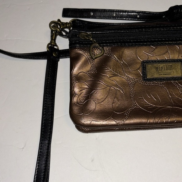 GiGi HILL BRONZE COLORED CROSSBODY OR WRISTLET
HAS BOTH STRAPS
VEGAN LEATHER - Picture 5 of 8